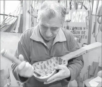  ?? FCS ?? El artesano Saúl Benalcázar llevar más de tres décadas en el oficio de la construcci­ón de instrument­os de cuerda. /
