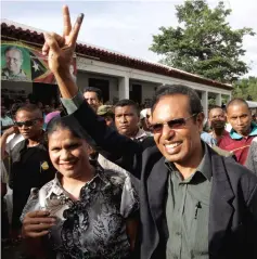  ??  ?? File photo show Vasconcelo­s accompanie­d by his wife Isabel da Costa Ferreira, gesturing after a news conference in Dili, East Timor. — Reuters photo