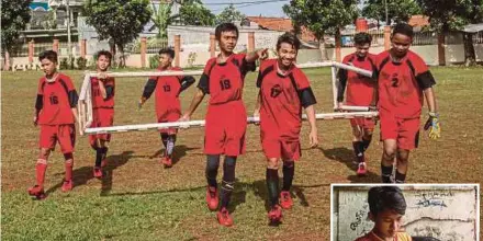  ?? AFP PIX ?? Indonesian street children football team ‘Garuda Baru’ during a training session in Bekasi , Indonesia, recently. (Inset) Somad, 14, who lives in a crowded neighbourh­ood of scavenger families, preparing to go for training.