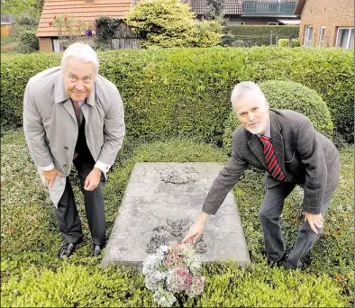  ?? BILD: SASCHA RÜHL ?? Legten Blumen an der Gruft der Familie ab: Hans von Schreeb (links), Nachfahre des erfolgreic­hen Kirchhatte­rs, und Wolfgang Martens, der die Geschichte erforschte.