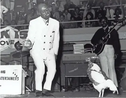  ?? STAX MUSEUM ?? Rufus Thomas does the Funky Chicken... with a funky chicken.