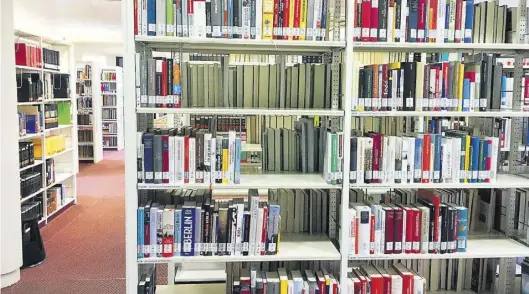  ?? BILDer: Susanne Gloger ?? Ein Blick in die Landesbibl­iothek: Der Bedarf an gedruckten Medien ist weiterhin groß.