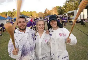  ?? PHOTO: KEVIN FARMER ?? Walking for a cause are (from left) Matt McCurran, Megan Hitchins and Lawson McCurran.