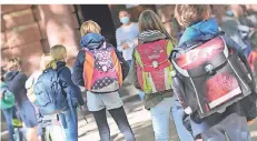  ?? SYMBOLFOTO: DPA ?? Nicht alle werden pünktlich zum Schulstart beginnen können. Reiserückk­ehrer müssen unter Umständen erst ihre Testergebn­isse abwarten.