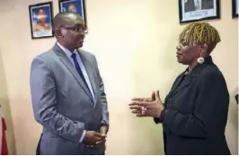  ??  ?? James Karanja, directeur d’Inspecteur­s des Impôts sans Frontières, avec Elfrieda Tamba, la patronnne de la LRA. Il ambitionne de lancer 100 missions dans le monde d’ici à 2019.