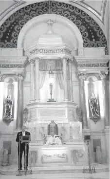  ??  ?? Regreso. Luego de los festejos del 6 de agosto en la Catedral, el Santo Cristo de la Capilla regresó a su altar.