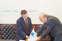  ??  ?? El presidente Enrique Peña Nieto recibió en la Residencia Oficial de Los Pinos a José Ángel Gurría, secretario general de la OCDE.