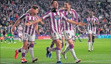  ?? ?? Los jugadores del Valladolid celebran uno de los dos goles de Meseguer al Racing.