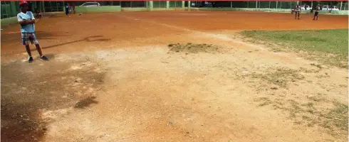  ??  ?? Estado en que se encuentra el estadio de béisbol de Villa Playwood.