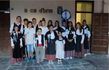  ?? (Photo A.D.S) ?? Les jeunes du village en tenue traditionn­elle pour la distributi­on de cocardes.