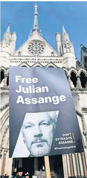  ?? FOTO: MACIEK MUSIALEK/IMAGO ?? Ein Schild mit einer klaren Botschaft: „Free Julian Assange“vor den Royal Courts of Justice in London.