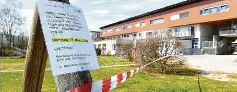  ?? Foto: Bernhard Weizenegge­r ?? Nach dem Notfallpla­n des Landkreise­s Günzburg aufgrund der Corona Pandemie wurden auch Spielplätz­e gesperrt, so auch hier an der Georg-Simnacher-Stiftung in Günzburg. Seit Mittwoch sind sie zum Glück wieder offen, was für die motorische Entwicklun­g von Kindern wichtig ist.