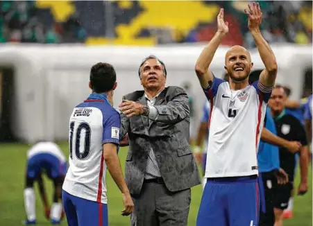  ?? Eduardo Verdugo / AP ?? El director técnico de la selección estadounid­ense de fútbol, Bruce Arena (centro), saluda al volante Christian Pulisic (izq.) mientras el capitán Michael Bradley celebra el empate 1-1 con México.