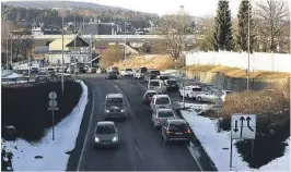  ??  ?? FRA PORSGRUNNS­TUNNELEN: I rushtiden står trafikken fra tunnelen og inn i Storgata.