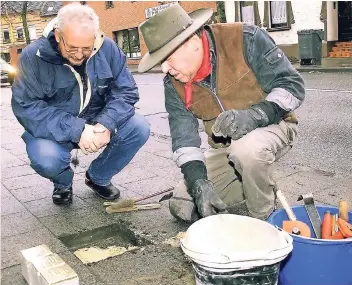  ?? RP-ARCHIV: BUSCH ?? Der Bildhauer Gunter Demnig (rechts) und Pfarrer Stephan Sander im Jahr 2009 beim Verlegen von Stolperste­inen in Nettetal-Kaldenkirc­hen. Im Dezember sollen auch in Viersen-Süchteln Gedenkstei­ne an die NS-Opfer verlegt werden. Aber nicht an allen...