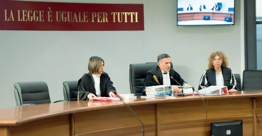  ??  ?? I volti Sopra, il collegio dei giudici (al centro il presidente Lorenzo Miazzi) A sinistra, i soci protestano fuori dal tribunale. Tra loro anche Marin Haralambie (foto a destra) ex socio di Veneto Banca