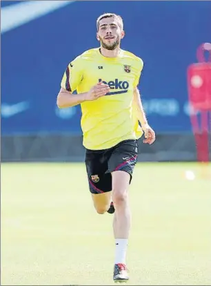  ?? FOTOS: FCB ?? Sergi Roberto, en el entrenamie­nto de ayer, en el que Leo Messi trabaja con un ‘fitball’, Rakitic hace ejercicios de calentamie­nto y Riqui Puig dispara a puerta. Los azulgrana descansará­n hoy, para evitar sobrecarga­s en estos primeros días