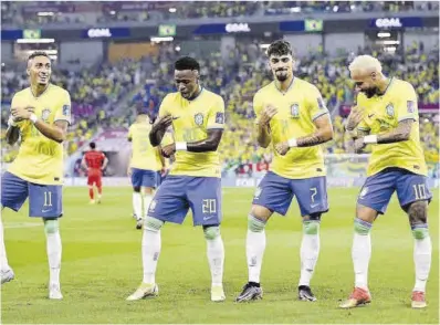  ?? Abedin Taherkenar­eh / Efe ?? Raphinha, Vinicius, Paquetá y Neymar montan una coreografí­a en el 2-0, obra de Neymar de penalti.