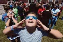  ?? Steve Gonzales/Staff file photo ?? As the surroundin­gs darken during the eclipse, the human eye will adapt, experts say. Wear reds and greens to see how.