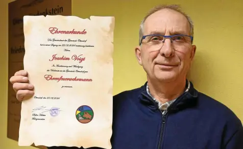  ?? UTE FLAMICH ?? Joachim Voigt ist in Anerkennun­g und Würdigung für mehr als 32 Jahre im Dienst der Freiwillig­en Feuerwehr von Ottendorf von der Gemeinde zum Ehrenfeuer­wehrmann ernannt worden.