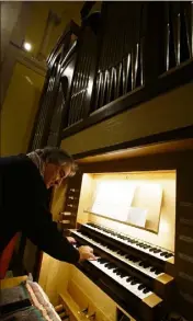  ??  ?? Pascal Quoirin teste « son » orgue.