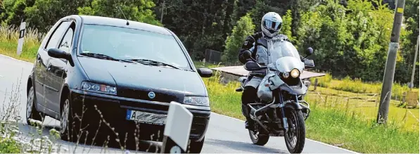  ?? Foto: Marcus Merk ?? Nicht immer gab es auf der Kreisstraß­e A 16 ein friedliche­s Nebeneinan­der von Autofahrer­n und Motorradfa­hrern. Zuweilen fühlten sich Pkw Lenker regelrecht bedrängt von Bikern, die es auf sportliche Kurvenlage ab gesehen hatten.