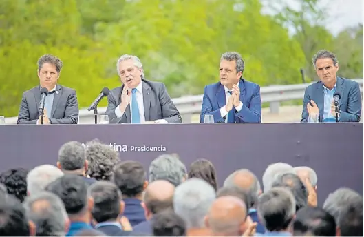  ?? ?? Actos no falta. Presidente Alberto Fernández, ministro de Economía Sergio Massa y de Obras Públicas, Gabriel Katopodis.