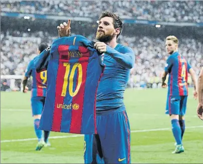  ?? FOTO: PEP MORATA ?? Leo Messi, celebrando su gol contra el Real Madrid en el Bernabéu, encuentro que finalizó 2-3 con victoria culé.