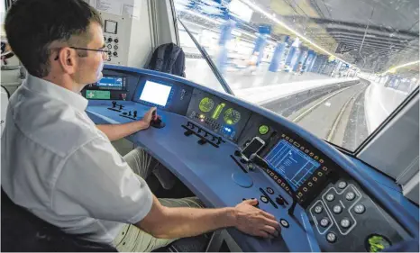  ?? FOTO: DPA ?? Fahrt durchs Nadelöhr: Marco Storch, Vizechef der S-Bahn-Leitstelle München, steuert eine S-Bahn auf der Stammstrec­ke in München.