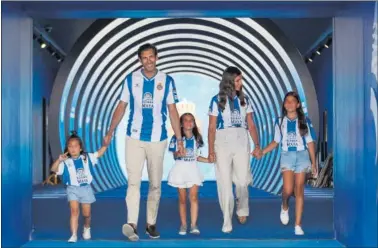  ?? ?? Diego López, con su familia, en su despedida en el RCDE Stadium este lunes en un acto emotivo.