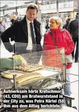  ??  ?? Aufmerksam hörte Kretschmer (43, CDU) am Bratwursts­tand in der City zu, was Petra Härtel (58) ihm aus dem Alltag berichtete.