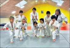  ??  ?? Les petits judokas s’échauffent avec leur profeseirs