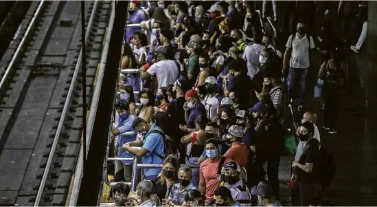  ?? Bruno Rocha/Agencia Enquadrar/Ag. O Globo ?? Plataforma lotada na estação da Sé, da linha vermelha do metrô de São Paulo; estado pode recuar à fase vermelha nesta quarta