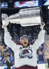  ?? KEYSTONE ?? Capitan Landeskog alza la coppa