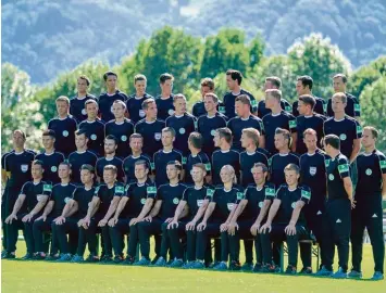  ?? Foto: Matthias Balk, dpa ?? Gruppenbil­d mit Frau: Bibiana Steinhaus (unten, Dritte von rechts) nimmt zusammen mit ihren Kollegen am Trainingsl­ager teil. Die 38 Jährige wird in der kommenden Saison erstmals Spiele der Ersten Bundesliga leiten.