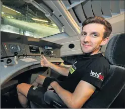  ??  ?? AL MANDO. Simon Yates posa en una cabina de tren durante la Vuelta.