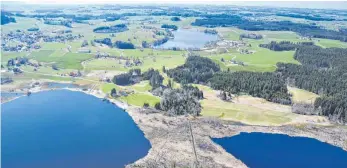  ?? FOTO: HEINZ MAUCH ?? Der Rundwander­weg Nummer 17 zwischen dem großen und dem kleinen Ursee ist überflutet. Grund dafür sind hydrogeolo­gische Untersuche­n, die die Öffnung der Dämme verhindern.