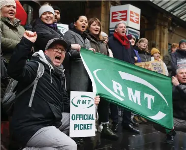  ?? Picture: Colin Mearns ?? Rail staff on the picket line outside Glasgow Central