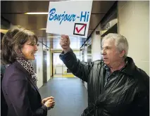  ?? VINCENZO D’ALTO/FILES ?? Retired teacher Chris Eustace holds up a sign in February in front of Kathleen Weil, minister responsibl­e for the English-speaking community. Weil says the government intends to draft an action plan this spring to ensure the vitality of English...