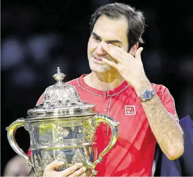  ?? FRESHFOCUS ?? Roger Federer wird bei der Siegerehru­ng von Emotionen übermannt.