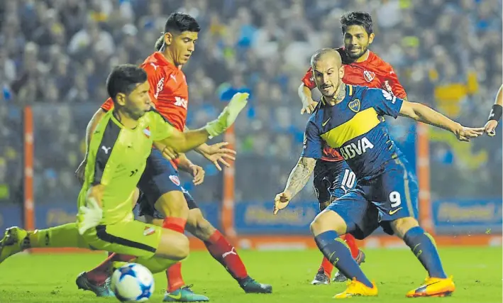  ?? MARIO QUINTEROS ?? El tercer grito. Benedetto ya mandó el zurdazo para el 3-0, después de un buen pase de Benítez. El N° 9 xeneize lidera la tabla de goleadores con 18.