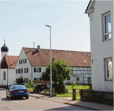  ??  ?? Die ehemalige Schule (rechts), im Jahr 1904 erbaut, dient heute als Proberaum für die Musikverei­nigung Behlingen Ried.