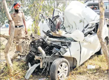  ?? BHARAT BHUSHAN/HT ?? The mangled remains of the car that overturned before hitting a roadside tree near Aviation Club on the PatialaSan­grur road on Sunday; (below) the Chevrolet Cruze that rammed into a tree near Mahilpur, 18km from Hoshiarpur.