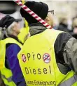  ?? DPA-BILD: SCHRID[ ?? Proteste HeHen YaJrverbot­e in StuttHart