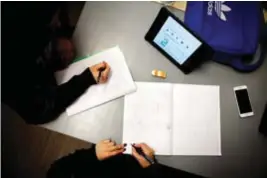 ??  ?? UPPGIFT. Papper, penna, ipad eller mobiltelef­on. Eleverna får använda alla tillgängli­ga verktyg.
