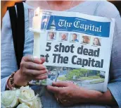  ?? PHOTO AFP ?? Une femme tient une édition du Capital Gazette, durant une vigile d’honneur, le 29 juin à Annapolis, au Maryland.