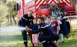  ??  ?? Les sapeurs-pompiers, venus hier de Cuges et de Signes, ont suscité de nombreuses vocations...