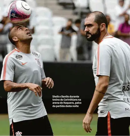  ?? Daniel Augusto Jr. - 23.fev.15/ag. Corinthian­s ?? Sheik e Danilo durante treino do Corinthian­s na arena de Itaquera, palco da partida desta noite