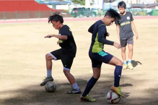  ?? Photo by Milo Brioso ?? GEARING UP. Local football enthusiast­s hone their skills at the Baguio Athletic Bowl.