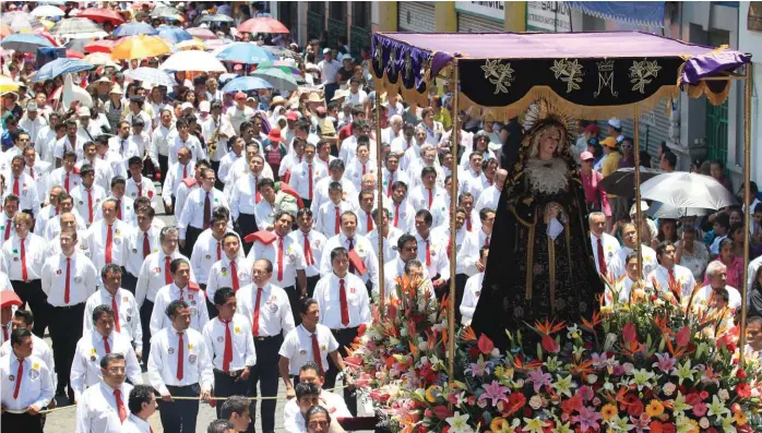  ??  ?? Virgen de los Dolores durante la procesión de Viernes Santo.